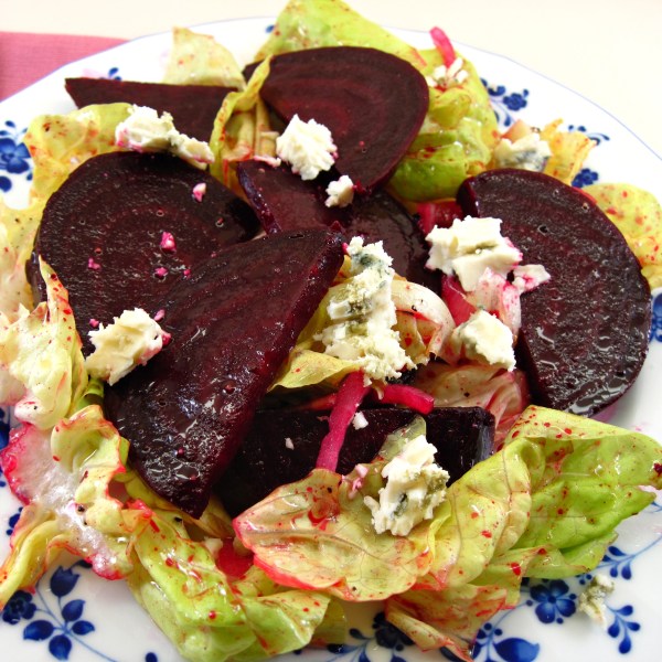 Salad with beets and blue cheese 3