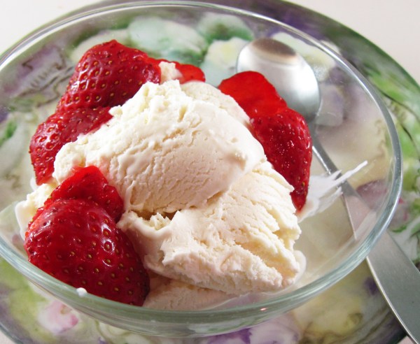 Fresh Mint Frozen Yogurt with Strawberries