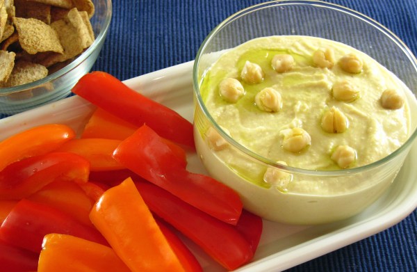 Hummus with peppers and pita chips